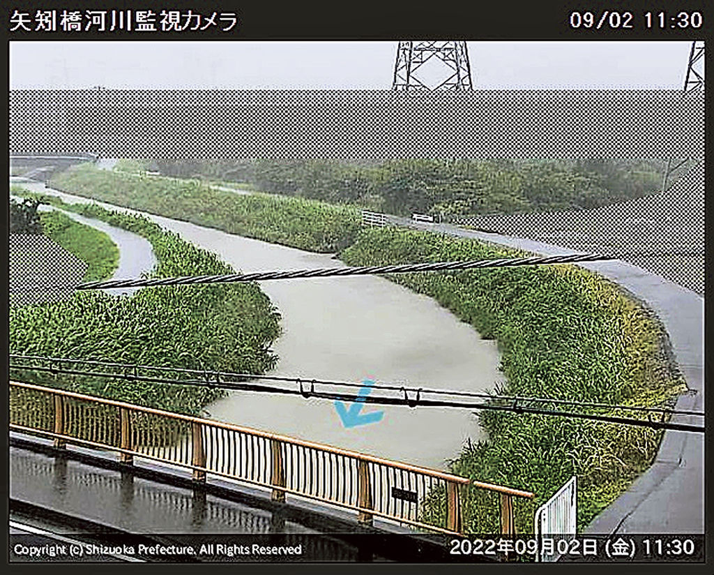 急増水する馬込川　浜松市浜北区の矢矧橋付近に設置された監視カメラの画像（浜松市のホームページから）　２日午前１１時半ごろ