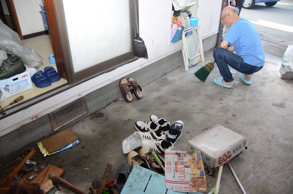 浸水の被害を受けた車庫。靴などの生活用品が汚れ、捨てざるを得ない物も出た＝３日午前、浜松市浜北区