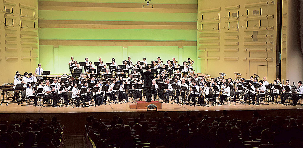 演奏を披露する「すずめの学校吹奏楽部」＝浜松市中区のアクトシティ浜松