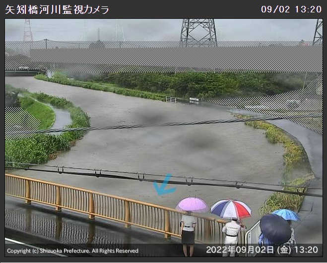 急増水する馬込川　浜松市浜北区の矢矧橋付近に設置された監視カメラの画像（浜松市のホームページから）　２日午後１時２０分ごろ