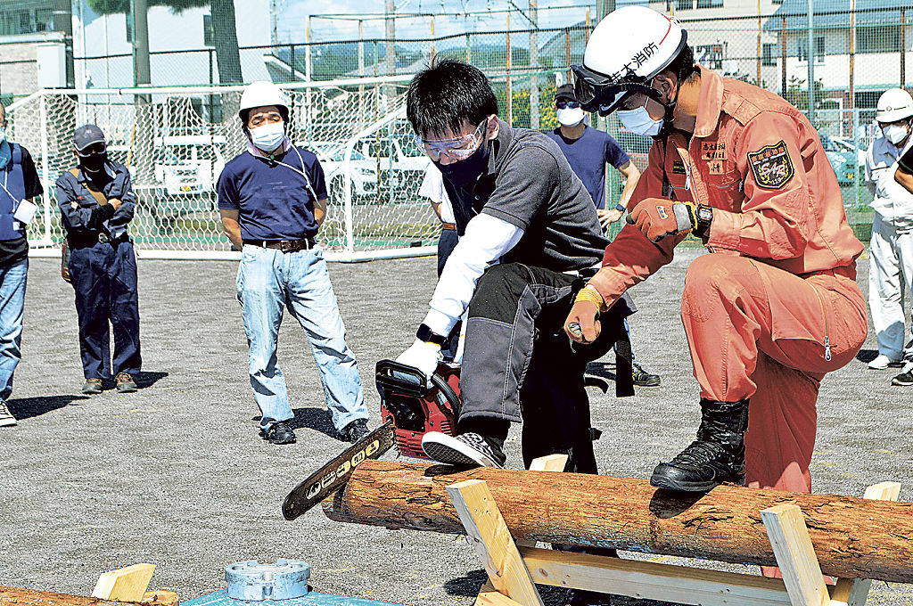 倒壊家屋からの救出訓練で、チェーンソーの使い方を学ぶ参加者＝藤枝市の青島中