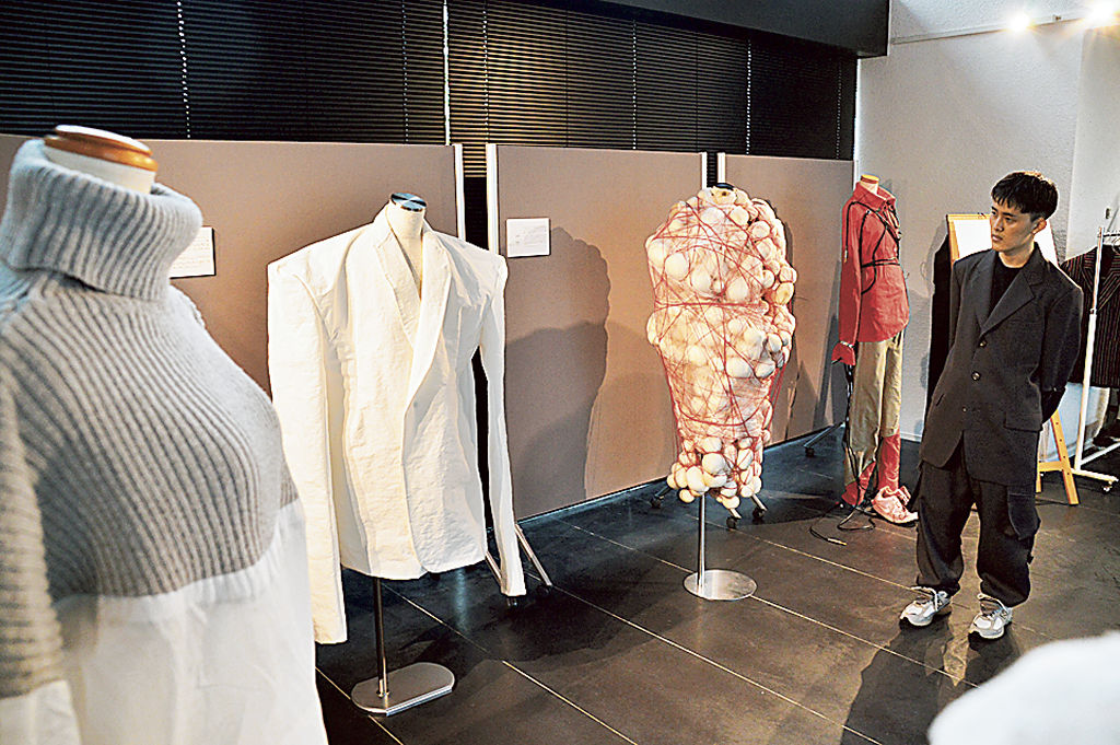 学生が遠州織物の生地で制作した服飾品＝浜松市中区