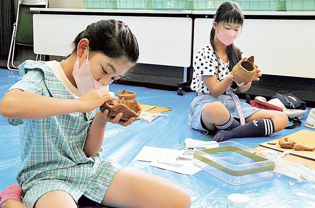 土器作りに挑戦する児童ら＝磐田市見付の市埋蔵文化財センター