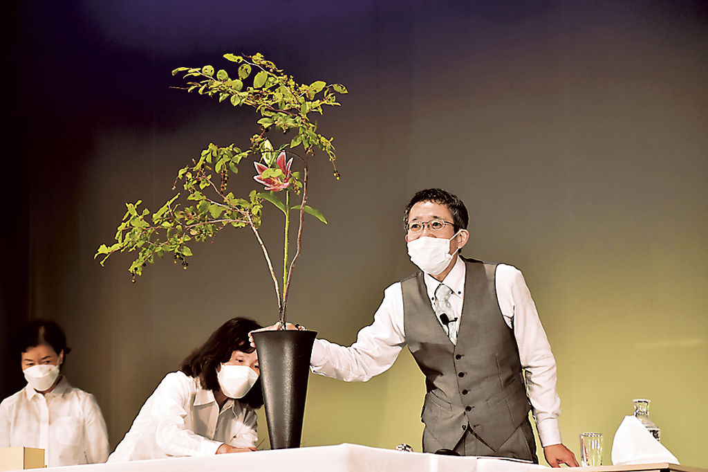 生け花の要点を解説する島津さん＝浜松市中区のグランドホテル浜松