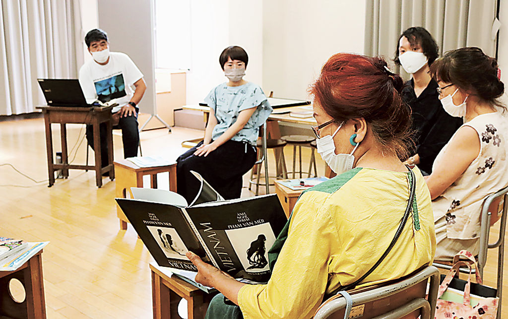 小林久人さん（左）の主導で、お気に入りのアート本を語り合ったワークショップ＝浜松市中区の市鴨江アートセンター
