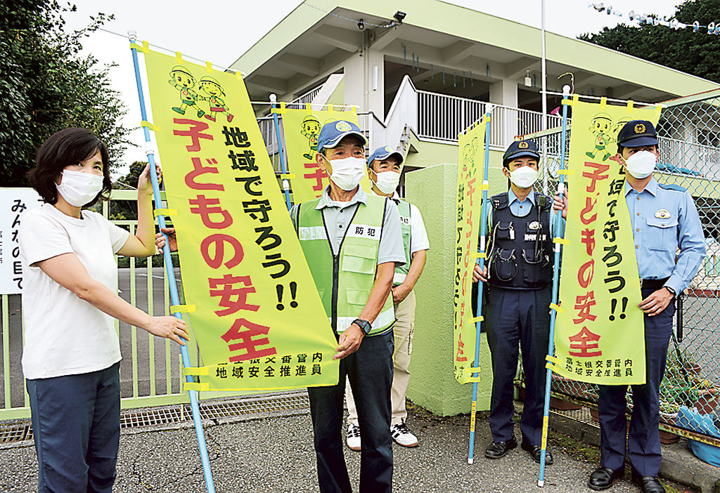 のぼり旗を手渡す渡井班長（左から２人目）＝富士宮市大岩
