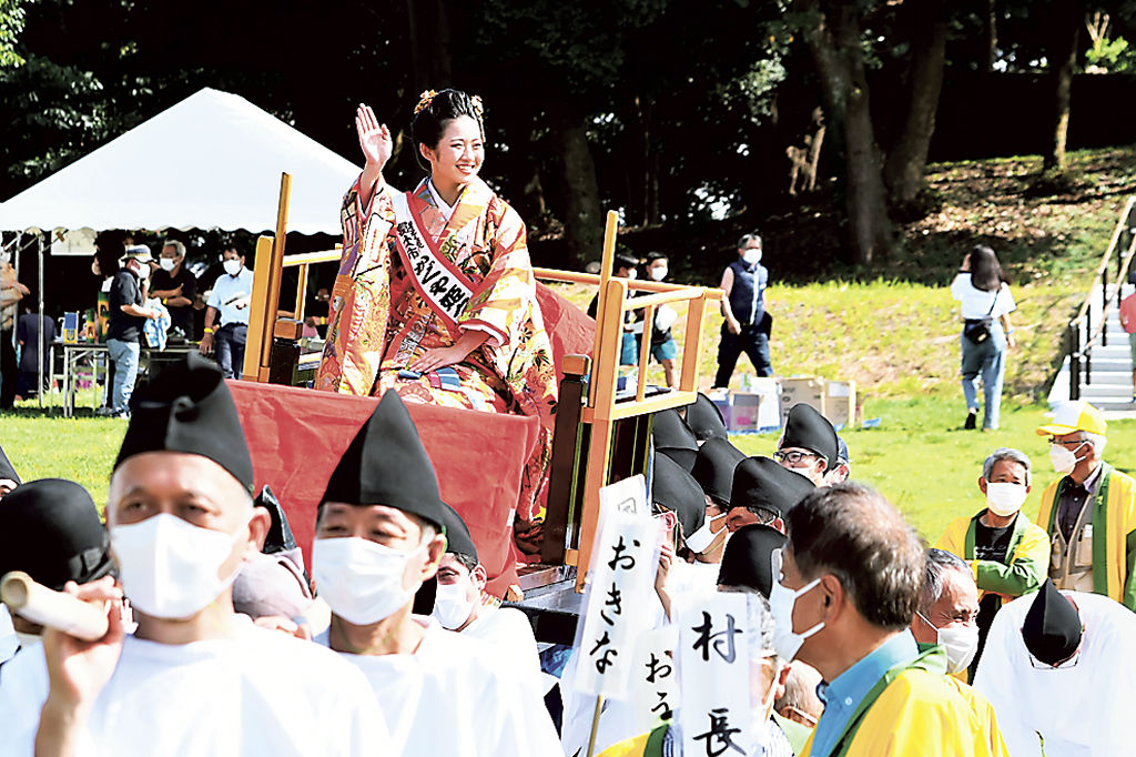 笑顔で観客に応えるかぐや姫役の山本さん＝富士市の比奈公園
