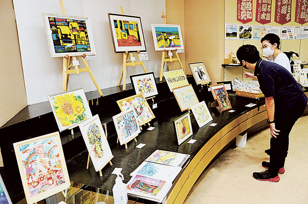 障害者が描いた作品が並ぶ「風を創るひとたち展」＝ＪＲ掛川駅構内「これっしか処」