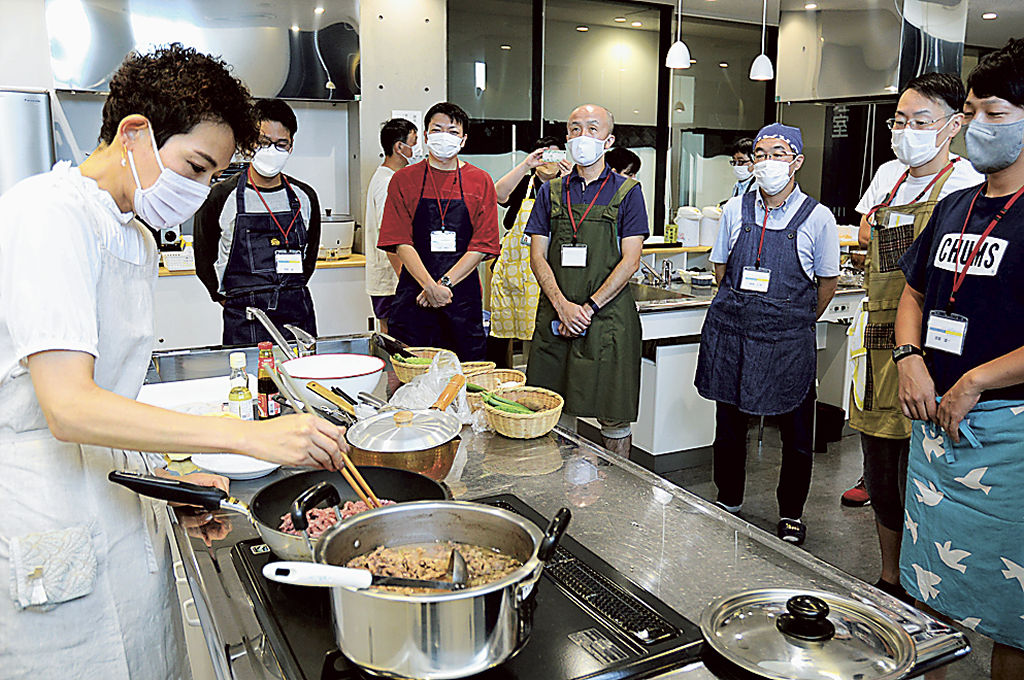 小竹さん（左）から肉の温度管理のこつを学ぶ参加者＝長泉町のウェルピアながいずみ