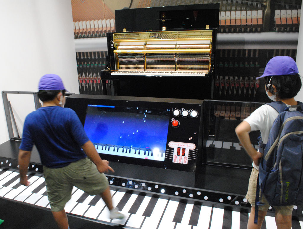 リニューアルされたピアノアクションで演奏を楽しむ児童＝浜松市中区の浜松科学館