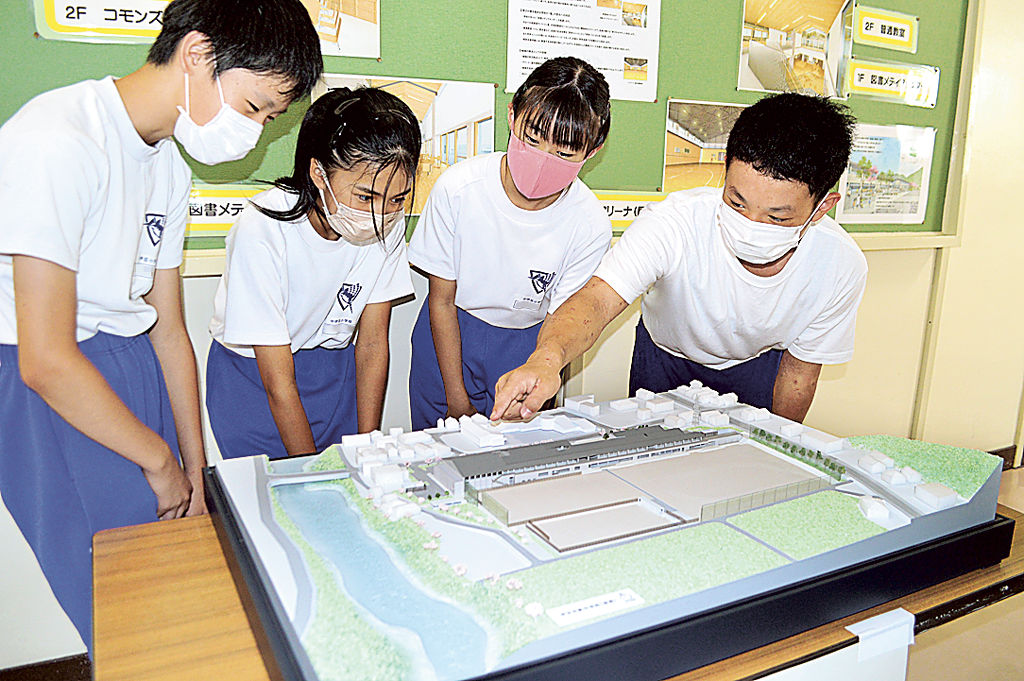 新中学校の校舎の模型を見る児童＝伊豆市立中伊豆小（写真の一部を加工しています）
