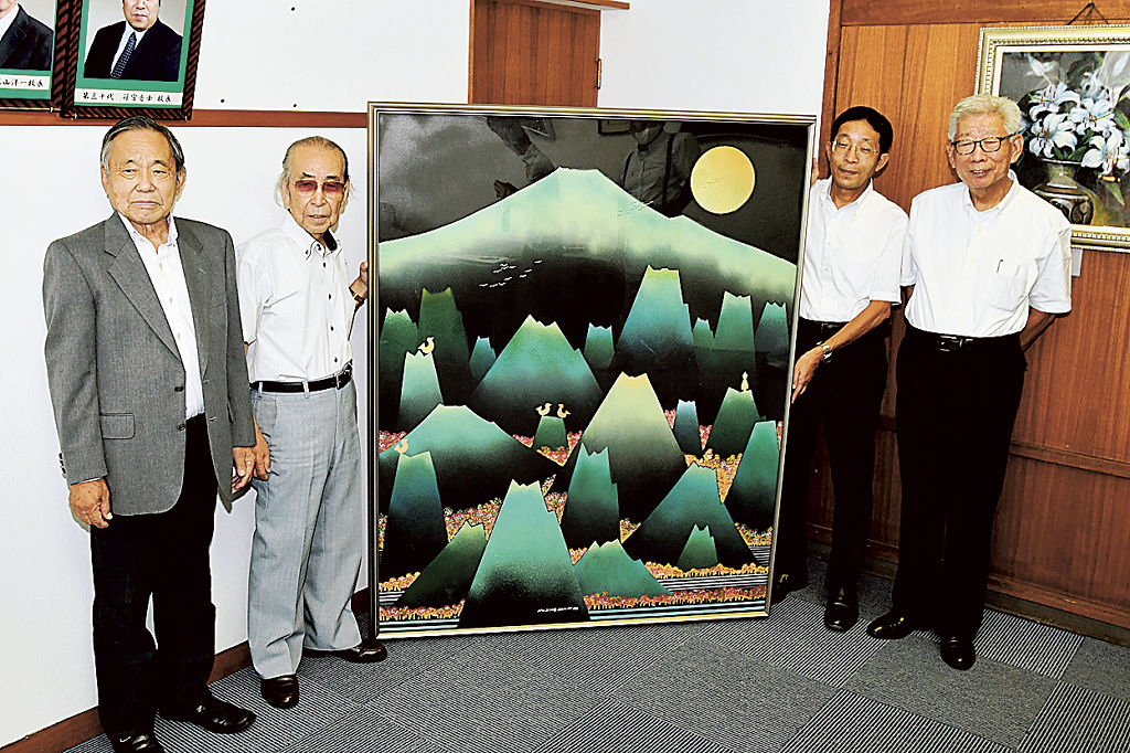 母校に絵画を寄贈した太田さん（左から２人目）＝富士市の富士高