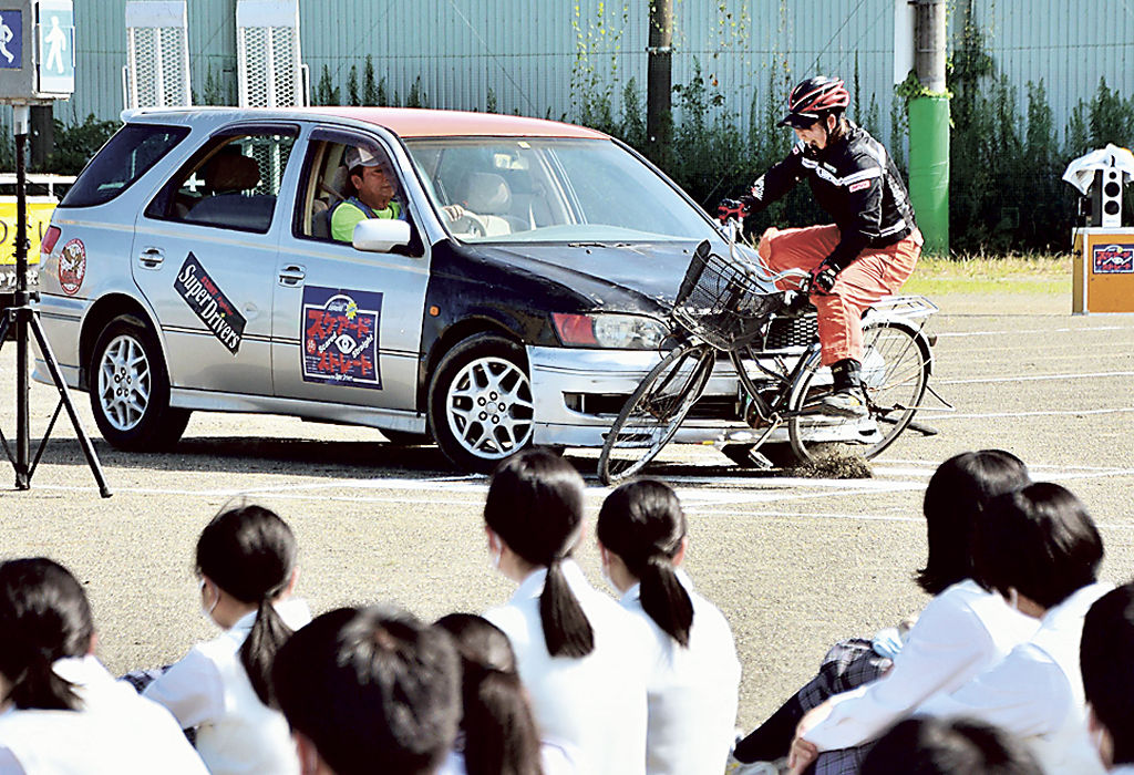 高校生の前で交通事故を再現するスタントマン＝浜松市北区都田町