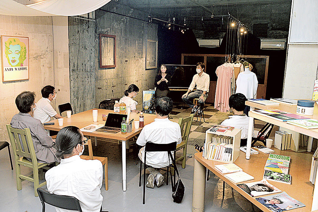 ギャラリーに開設された「まちのオープンサロン」。オープニングは舞台俳優石井萠水さんを招いた＝静岡市葵区