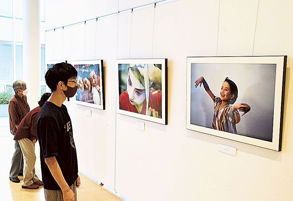 中国の子どもたちの日常風景を撮影した写真が並ぶ「日中子ども写真展」＝沼津市のキラメッセぬまづ