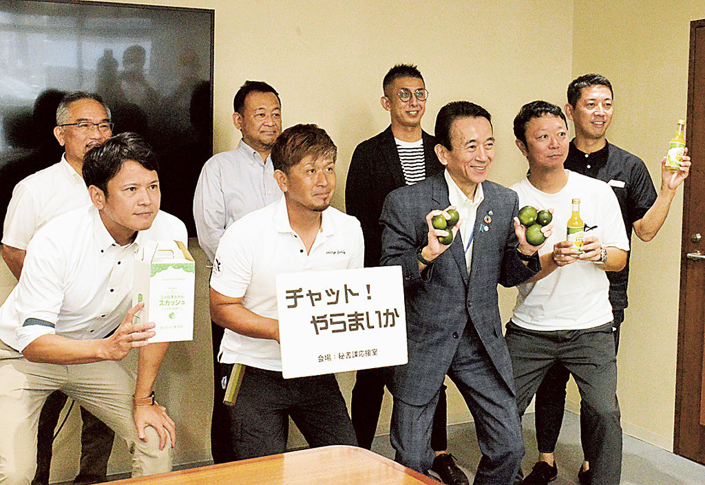 鈴木市長（前列右から２人目）に活動を報告するブルーレイクプロジェクトのメンバーら＝浜松市役所