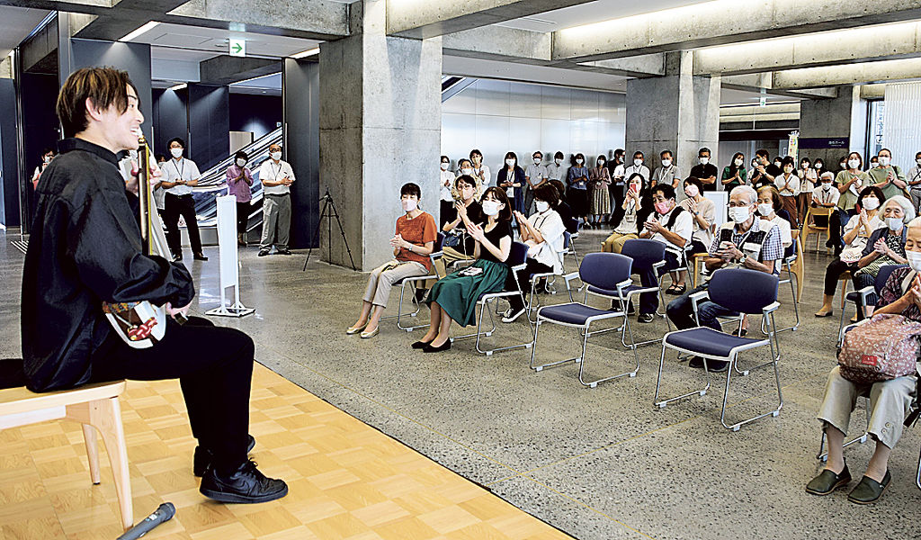 津軽三味線での演奏を披露する浅野さん（左）＝焼津市役所