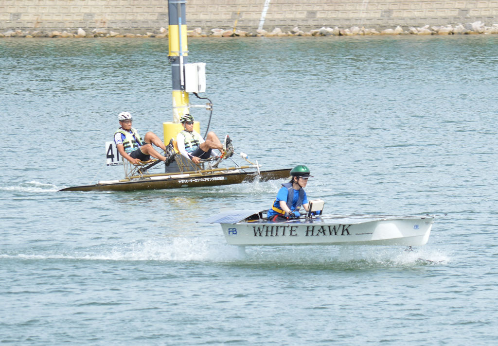 自作のボートで速さを競い合う出場者＝湖西市新居町のボートレース浜名湖