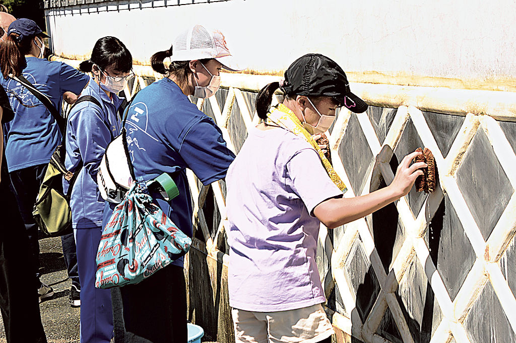 なまこ壁の清掃をする子どもたち＝松崎町内