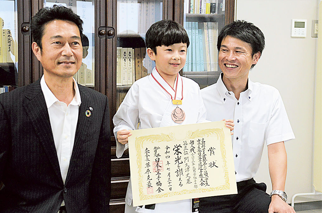 宮崎教育長（左）に全国大会３位を報告する阿久津君（中央）＝浜松市教委