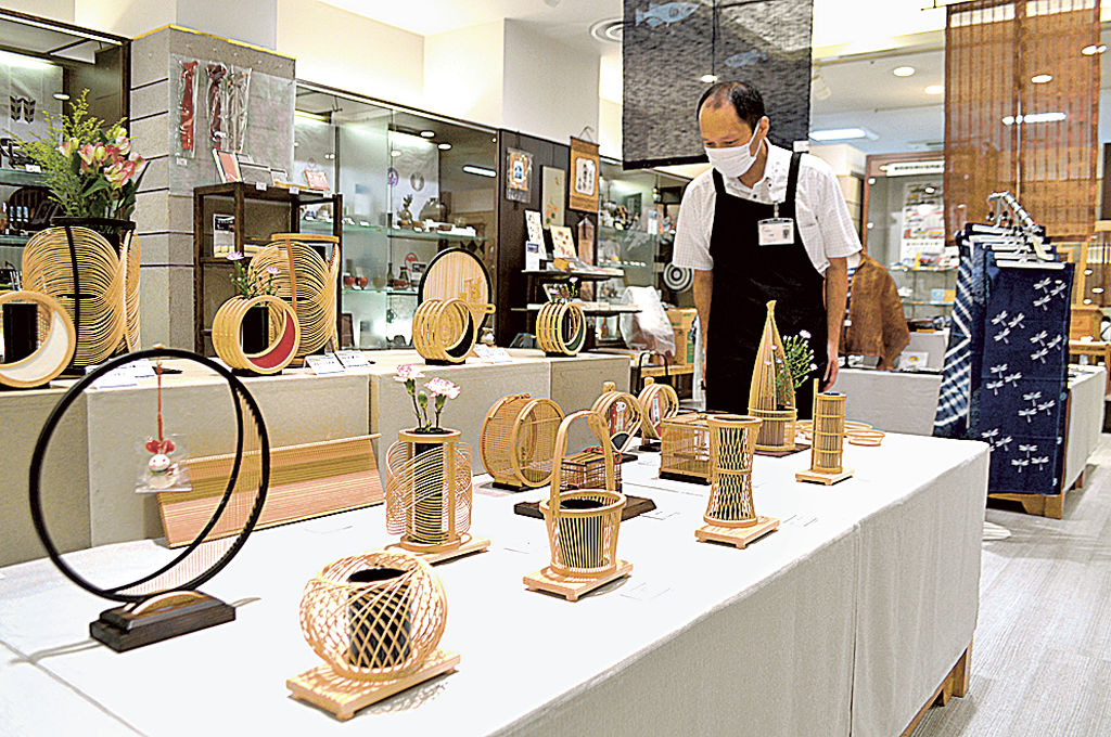 伝統工芸技術を生かした作品が展示・販売されている「匠の技展」＝ＪＲ静岡駅構内のアスティ静岡西館「駿府楽市」