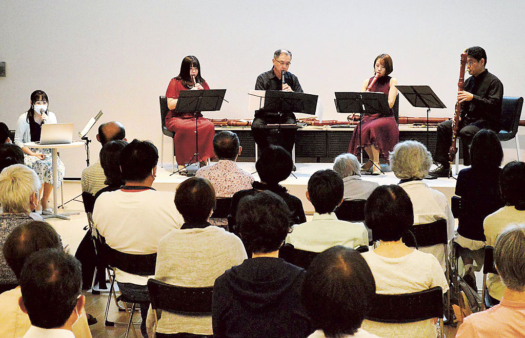 朗読とリコーダー四重奏を披露したコンサート＝静岡市葵区の市美術館