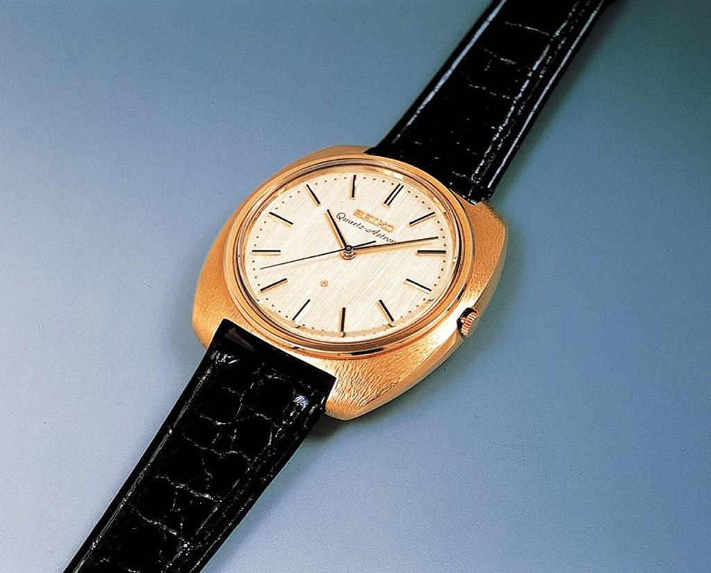 世界初のクオーツ式腕時計として発売された「セイコークオーツアストロン３５ＳＱ」（セイコーエプソン提供）
