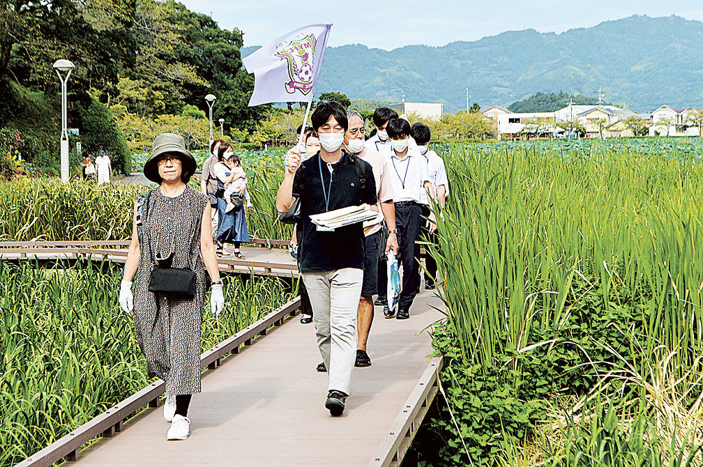 蓮華寺池公園を散策する移住ツアー参加者ら。焼津市と合同でイベントを開催した＝藤枝市内