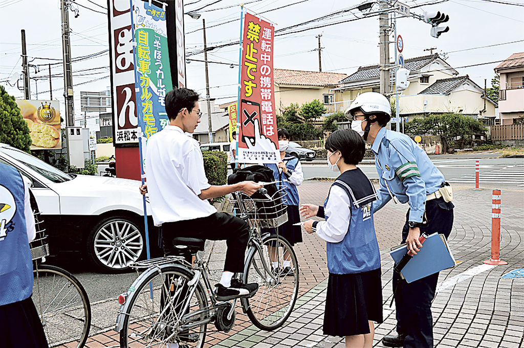 自転車の安全利用を呼び掛ける生徒ら＝浜松市中区佐藤町の交差点