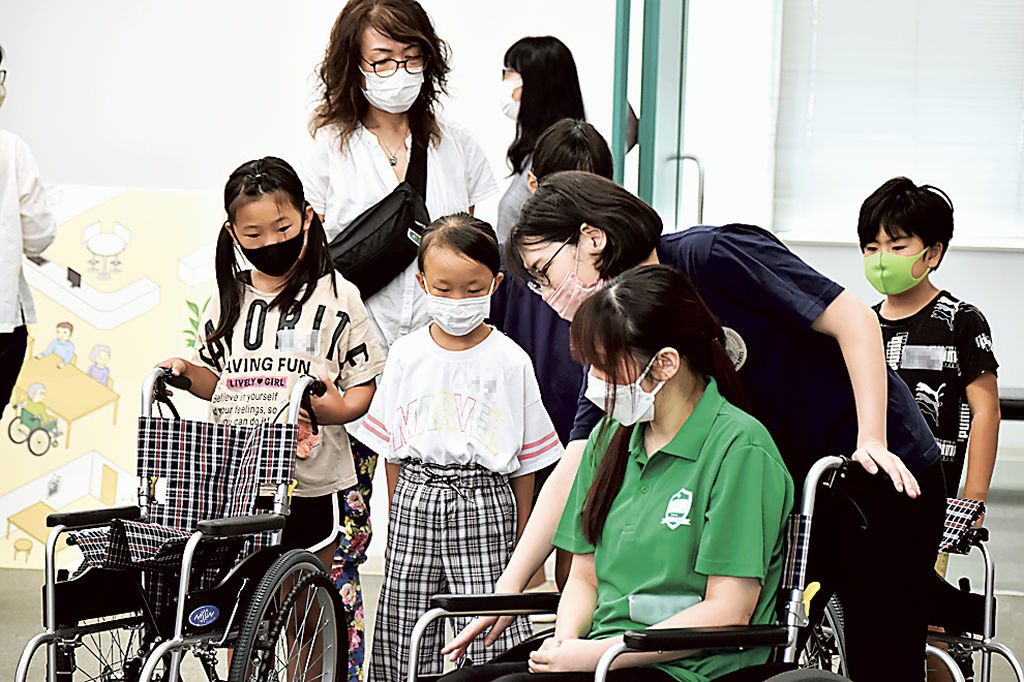 車いすの動かし方を教わる参加者＝浜松市中区のアクトシティ浜松（写真の一部を加工しています）