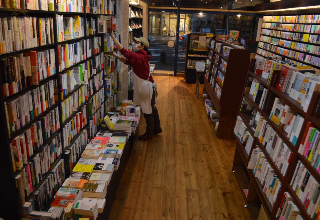 街中から減る書店。一冊ずつ手に取り、中身を確認しながら購入できる＝静岡市葵区の「ＨｉＢＡＲＩＢＯＯＫＳ＆ＣＯＦＦＥＥ」