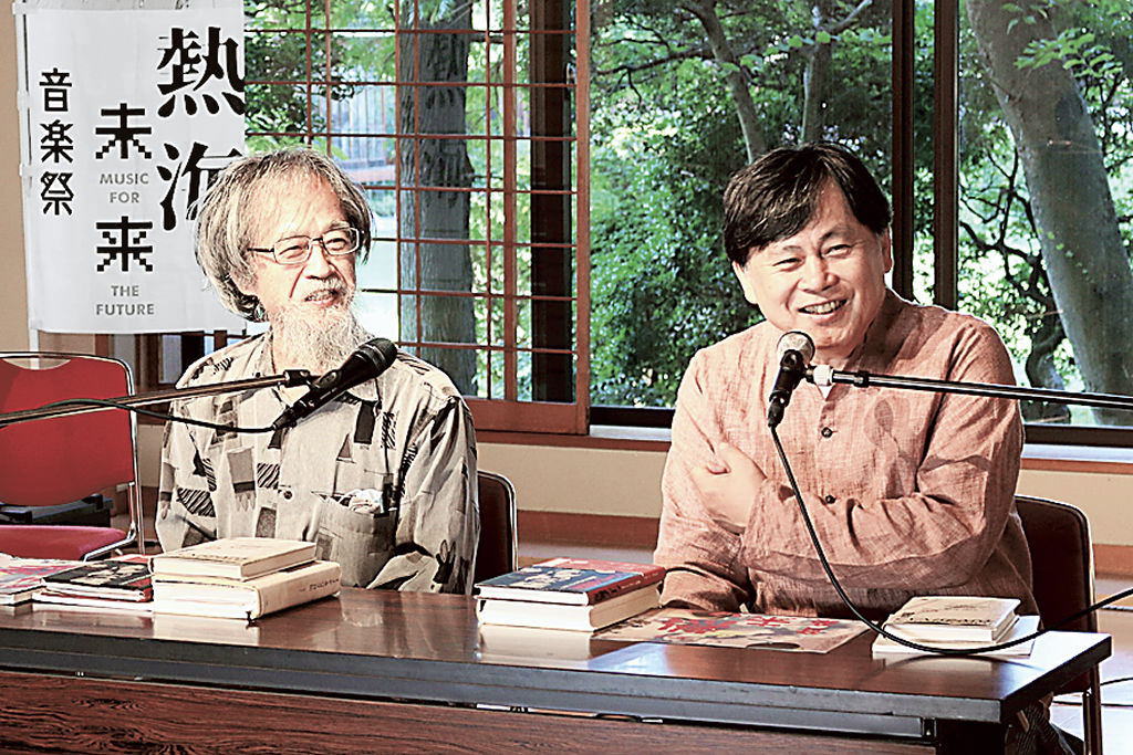 米欧の芸術家とのエピソードを話す巻上公一さん（右）と鴻英良さん＝熱海市の起雲閣