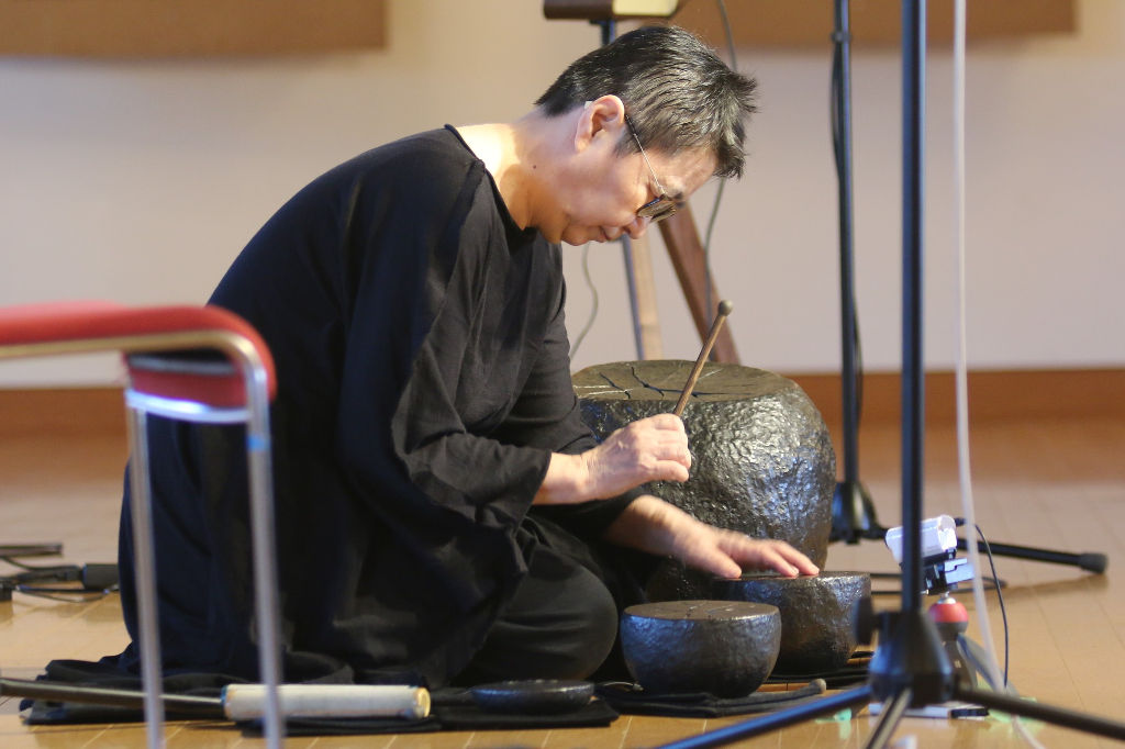 鉄製打楽器「波紋音」を演奏する永田砂知子さん。荘厳な響きが会場を満たした