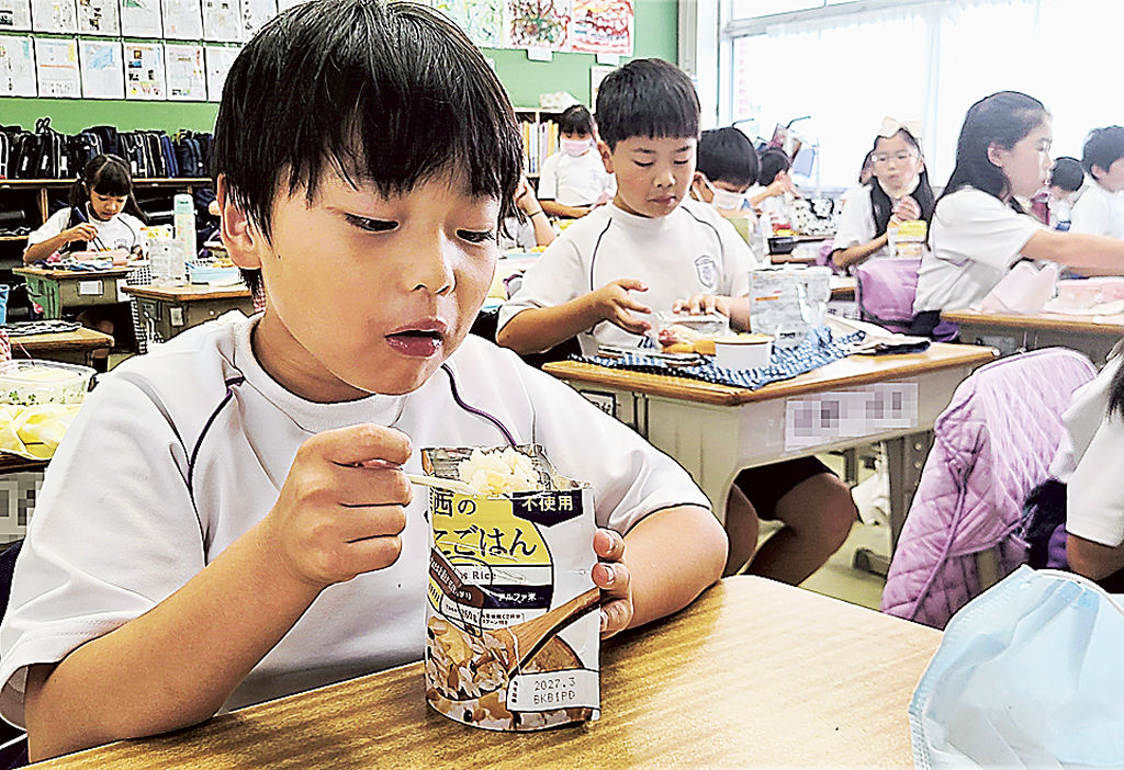 水で復元したアルファ米を食す児童＝浜松市中区の静岡大付属浜松小（写真の一部を加工しています）