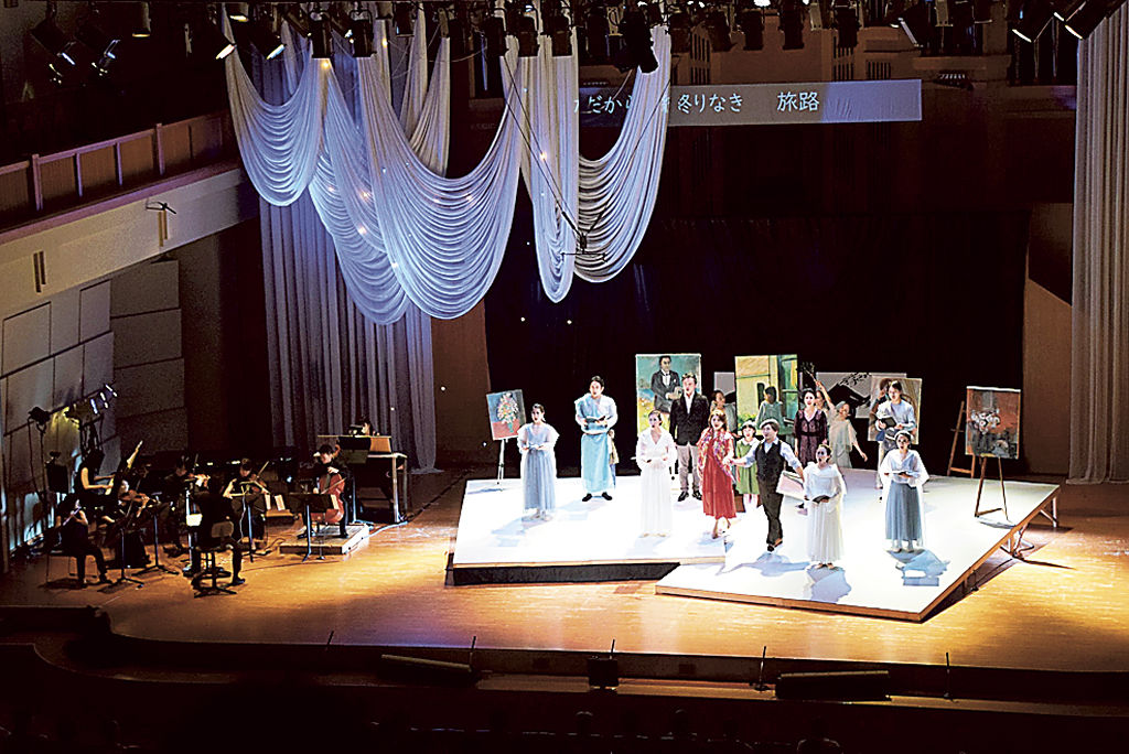 美しい歌声や踊りで聴衆を魅了する出演者ら＝浜松市中区のアクトシティ浜松