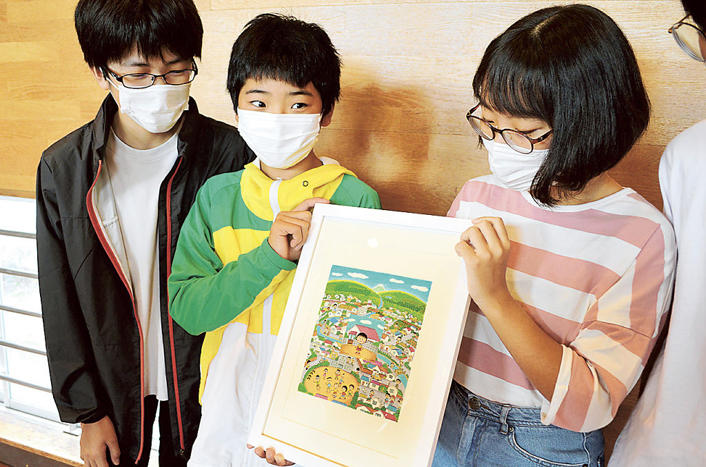 静岡市立の全小学校にドリームプラザが寄贈した「ちびまる子ちゃんの町」の複製画＝清水小