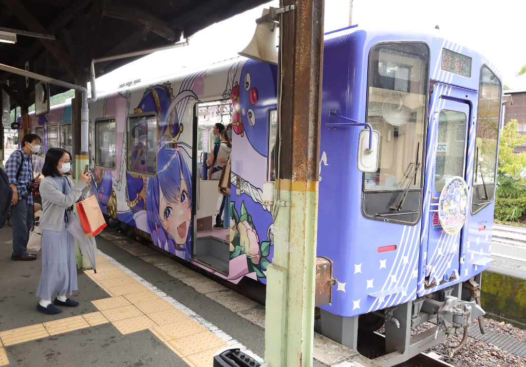 ロイヤルブル－を基調に一新した列車「うなぴっぴごー！」＝浜松市天竜区の天竜二俣駅