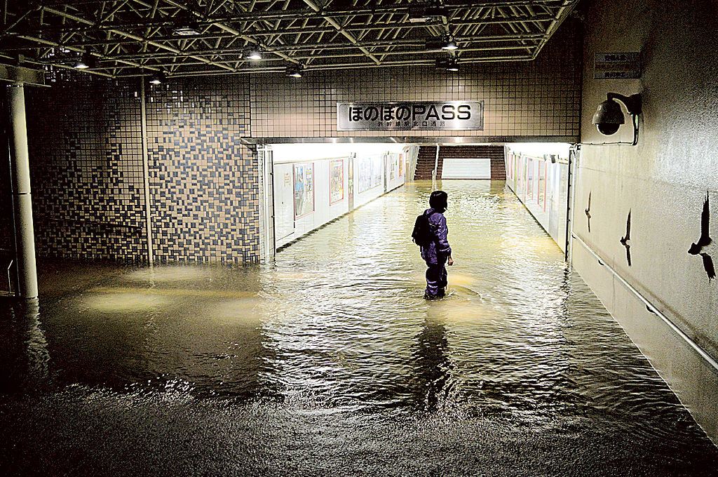 浸水したＪＲ掛川駅南北通路＝２３日午後９時半