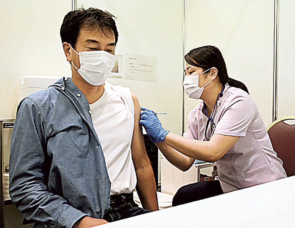オミクロン株対応ワクチンを接種する市民＝２３日午後、静岡市葵区のクーポール会館