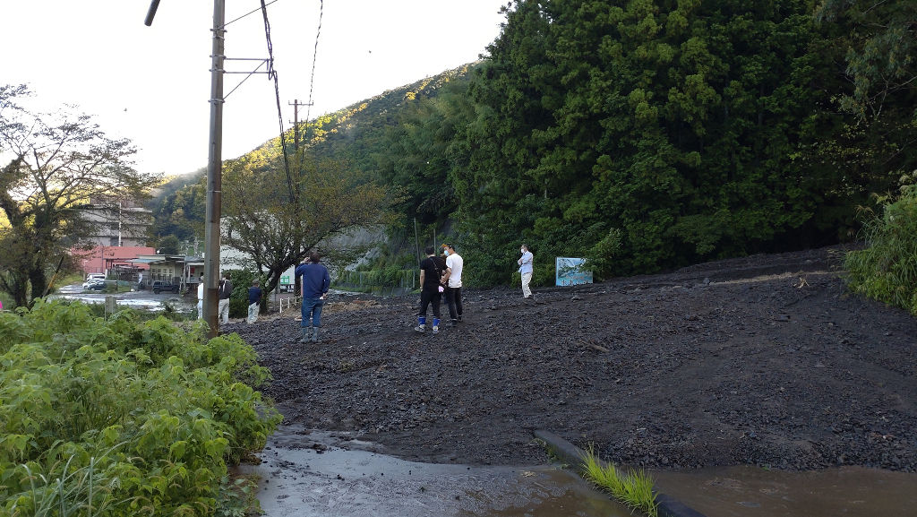 大量の土砂が流出した県道＝２４日午前７時ごろ、島田市川根町笹間渡