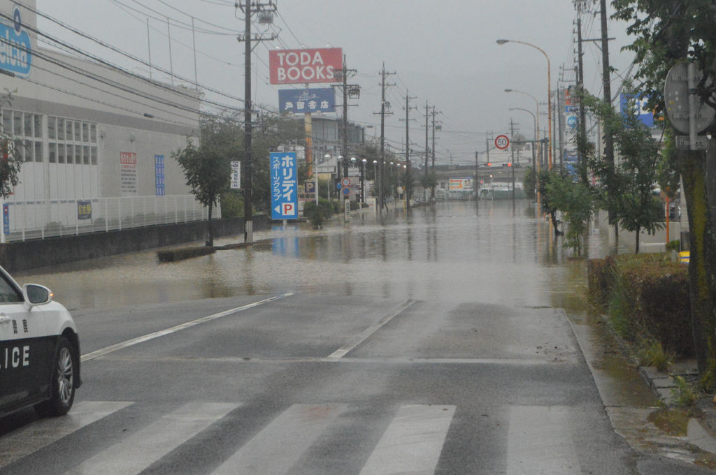 台風１５号の影響で冠水した道路＝２４日午前７時ごろ、静岡市清水区江尻台町周辺