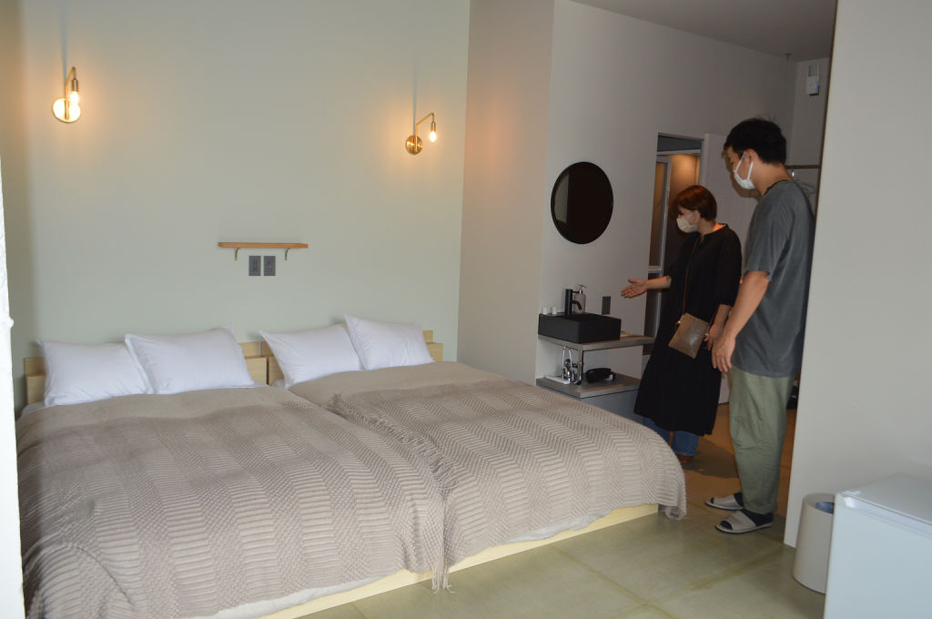 マチモリが開設した宿泊施設。まちづくりに参画する企業や人材の受け入れを目指す＝２３日、熱海市銀座町