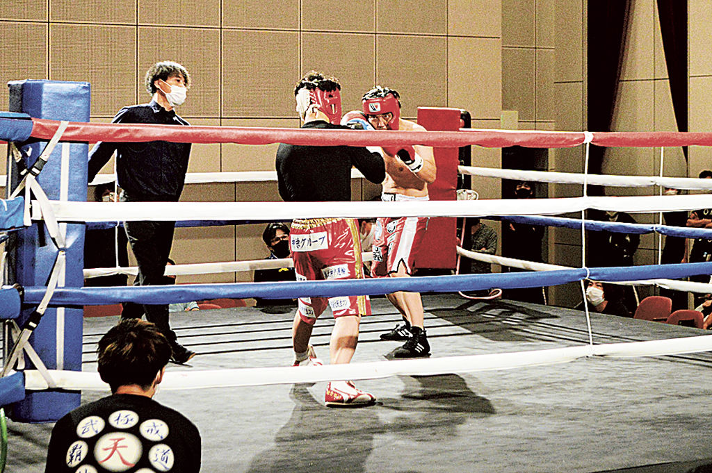 白熱した試合が繰り広げられたボクシング大会＝菊川市のアエル