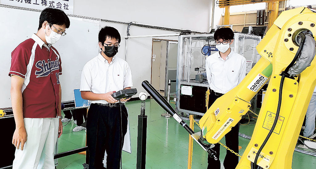 ロボット操作を体験する高校生ら＝静岡市清水区袖師町の三明機工