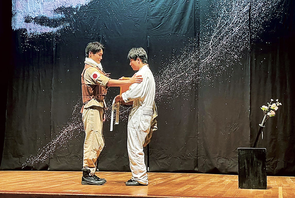 ２人芝居「流れる雲よ」を演じる俳優＝静岡市葵区の市民文化会館
