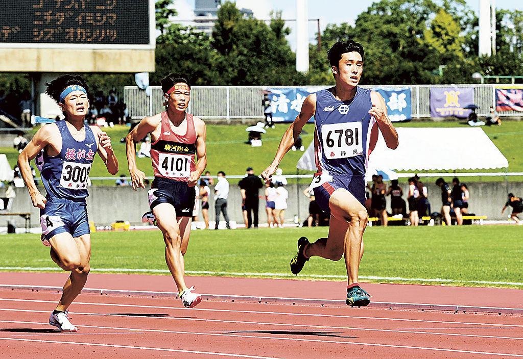 男子１００メートル　１０秒８２で頂点に立った磐田東の大桑大河（右）