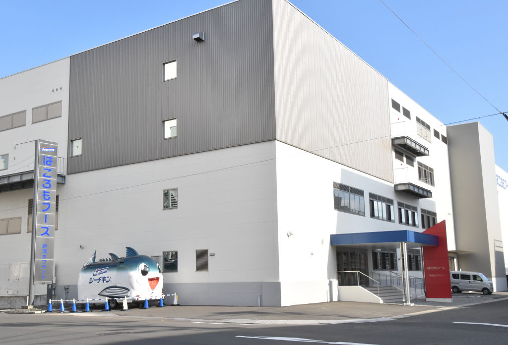 断水の影響で稼働を停止したはごろもフーズの工場＝２６日午後、静岡市清水区