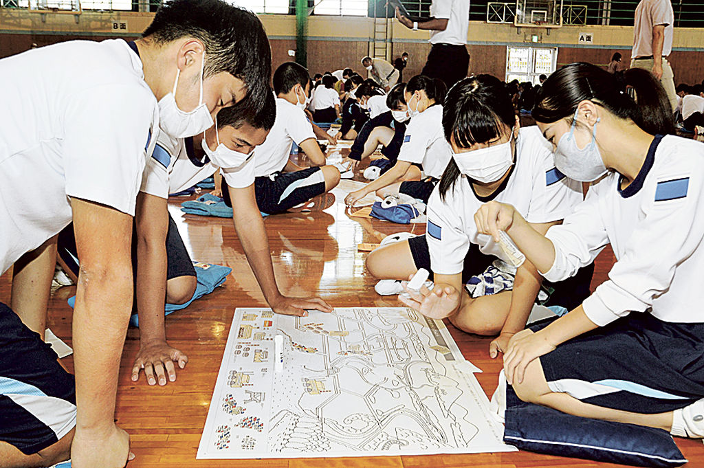 白地図に病院や工場などを配置する実習に取り組む生徒＝掛川市の大浜中
