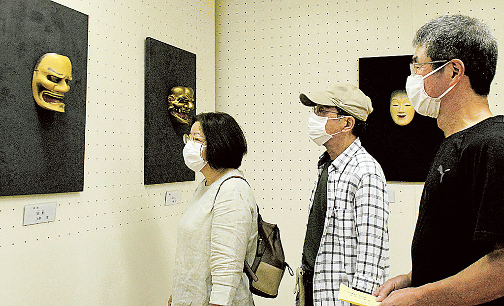 さまざまな表情の面が並ぶ作品展＝静岡市葵区の市役所市民ギャラリー
