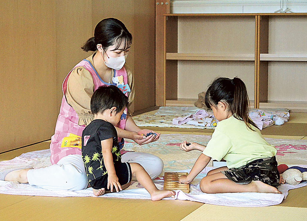 保育を学ぶ学生たちと過ごす子どもたち＝静岡市駿河区の常葉大静岡草薙キャンパス